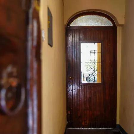 Caesar - The House Of Travelers Como