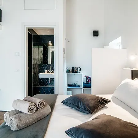 Caesar - The House Of Travelers Como